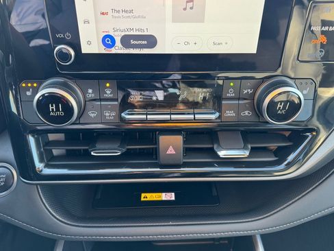 Used 2025 Toyota Highlander XLE image 17