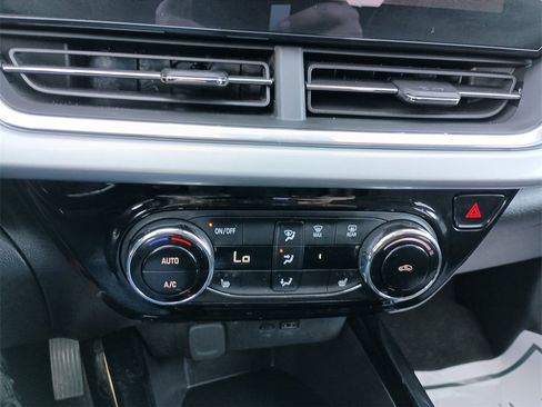 Used 2025 Chevrolet Trax LT w/ LT Convenience Package image 25