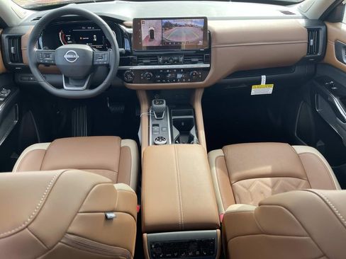 New 2026 Nissan Pathfinder Platinum w/ Lighting Package AWD/4WD image 16