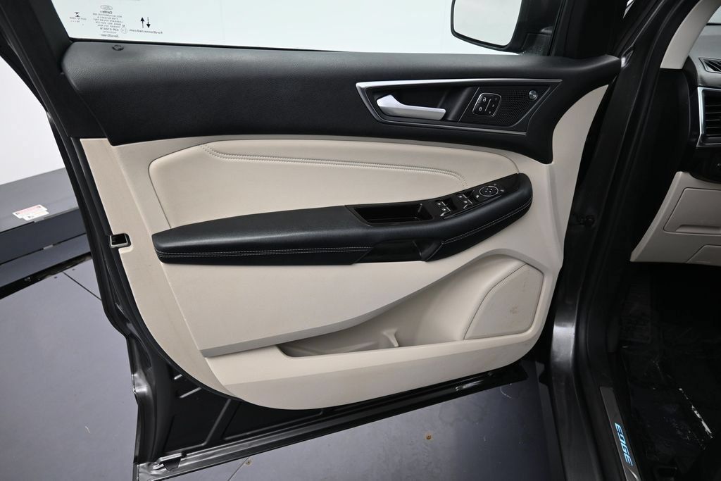 Used 2020 Ford Edge Titanium AWD/4WD image 9