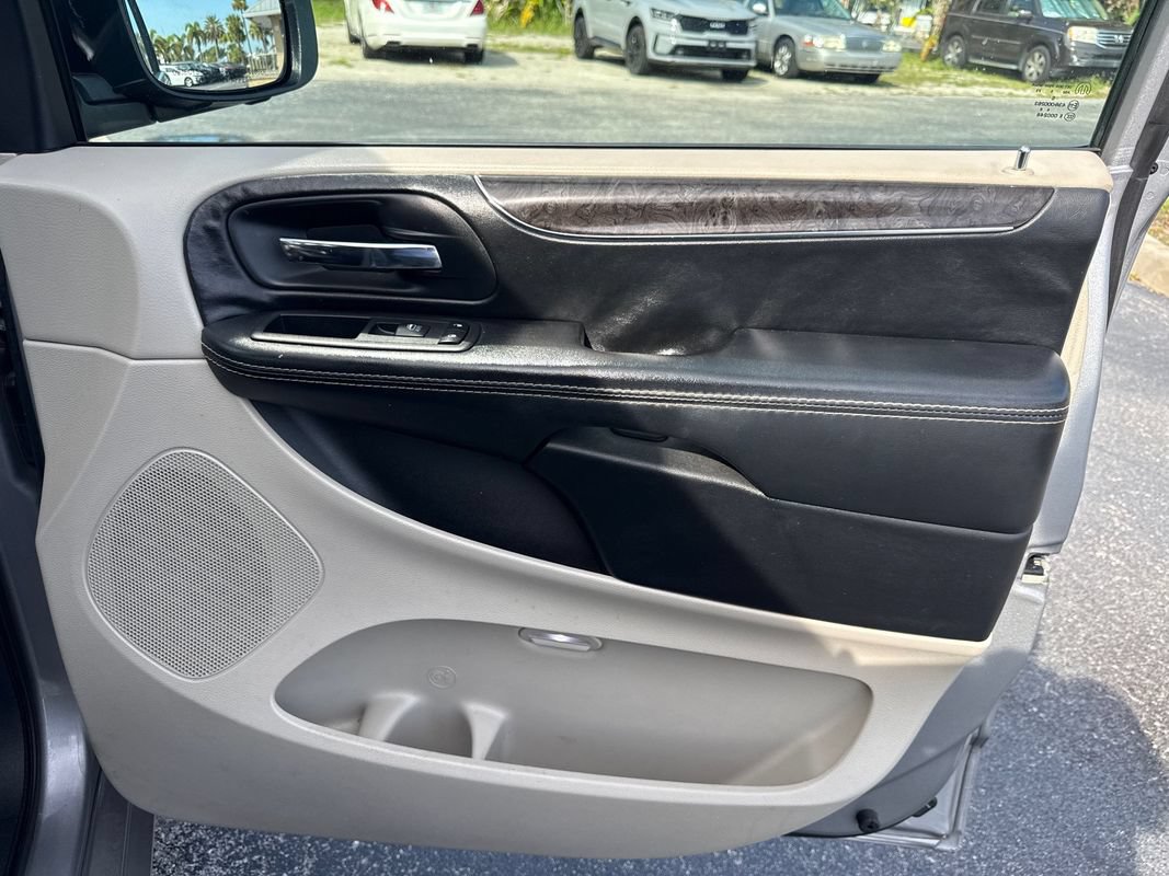 Used 2016 Chrysler Town & Country Touring FWD image 15