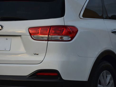 Used 2018 Kia Sorento LX image 40