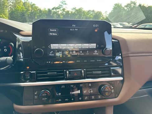 Used 2025 Nissan Pathfinder Platinum AWD/4WD image 16