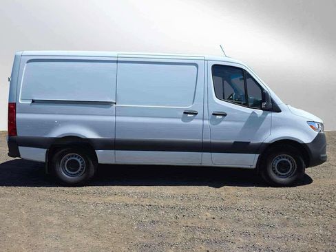 Used 2025 Mercedes-Benz Sprinter 2500 image 2