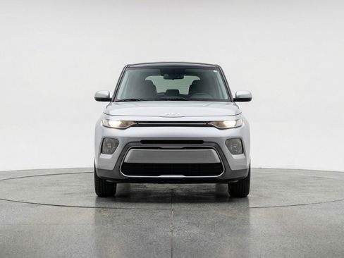 Used 2025 Kia Soul LX w/ LX Technology Package image 2