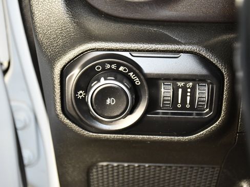 Used 2020 Jeep Wrangler Unlimited Sahara AWD/4WD image 35