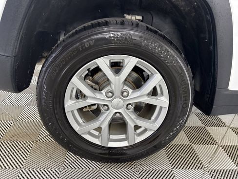 Used 2023 Jeep Grand Cherokee Limited image 32