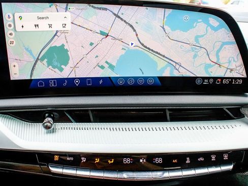 Used 2025 Cadillac Optiq Luxury 1 image 21