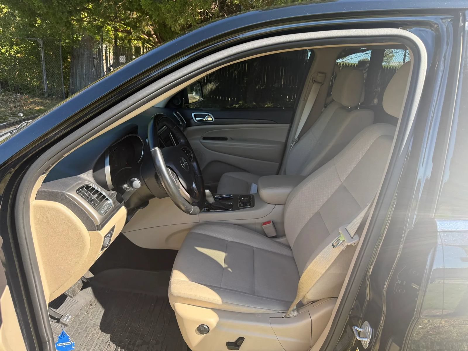 Used 2019 Jeep Grand Cherokee Laredo AWD/4WD image 10