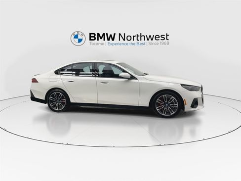 Used 2025 BMW 530i xDrive w/ M Sport Package image 5