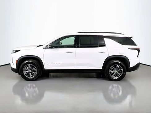 Used 2025 Chevrolet Traverse LT image 8