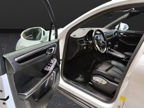 Used 2018 Porsche Macan w/ Premium Package image 12