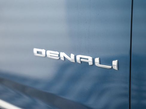Used 2025 GMC Yukon XL Denali w/ Denali Reserve Package AWD/4WD image 19