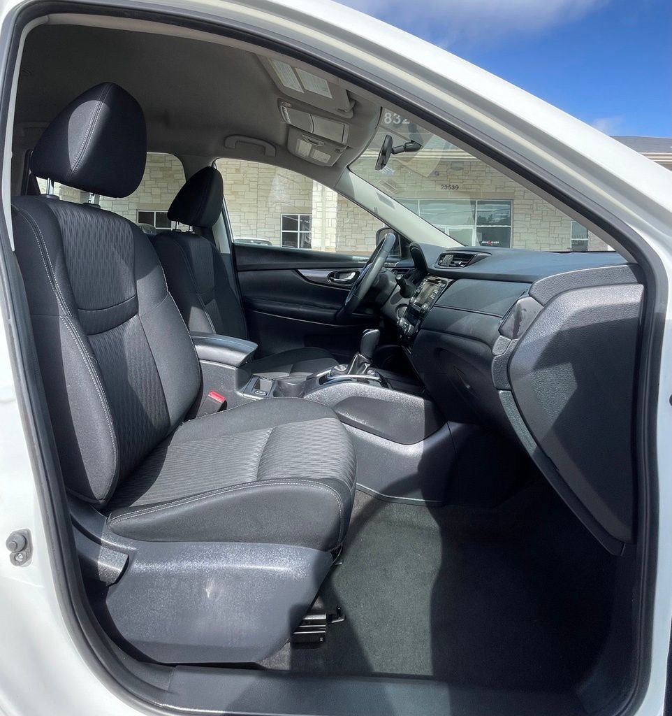 Used 2017 Nissan Rogue SV FWD image 25