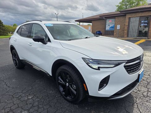 Used 2022 Buick Envision Essence w/ Technology Package II AWD/4WD image 2