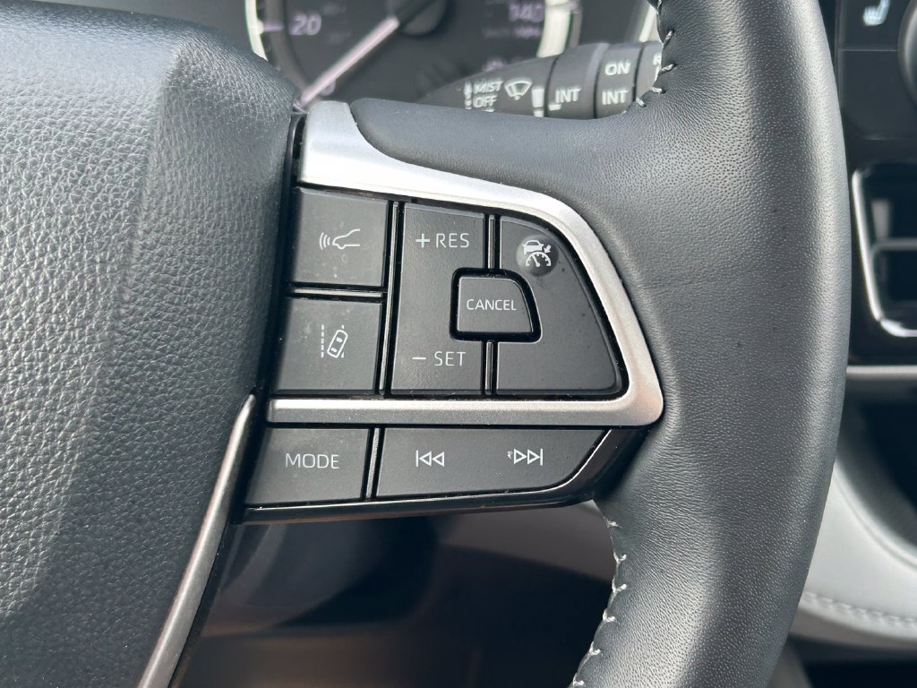 Used 2025 Toyota Highlander XLE FWD image 41
