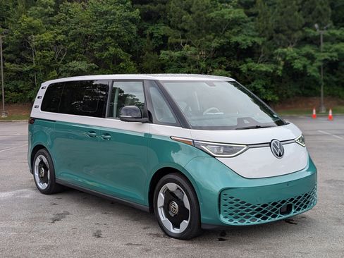 Used 2025 Volkswagen ID. Buzz Pro S Plus RWD image 11