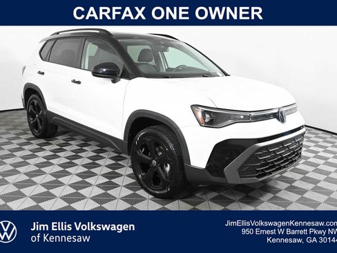 Certified 2025 Volkswagen Taos SE AWD/4WD image 1