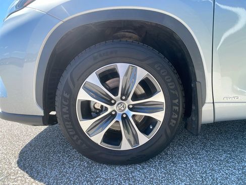 Used 2021 Toyota Highlander XLE AWD/4WD image 11