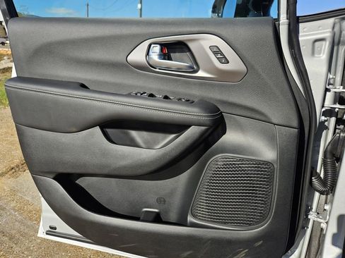 New 2026 Chrysler Pacifica Select FWD image 10