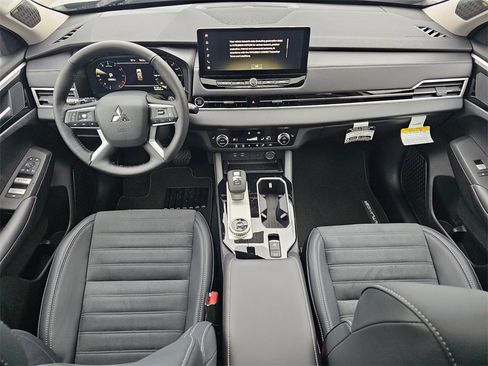 New 2026 Mitsubishi Outlander SE image 14