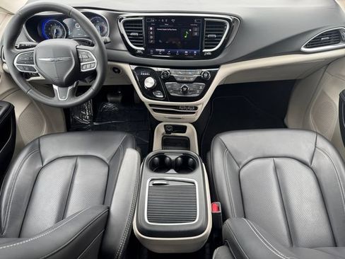 Used 2023 Chrysler Pacifica Touring-L FWD image 14