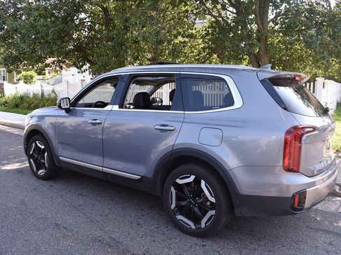 Used 2025 Kia Telluride S FWD image 7