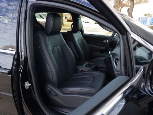 Used 2026 Chrysler Pacifica Select image 21