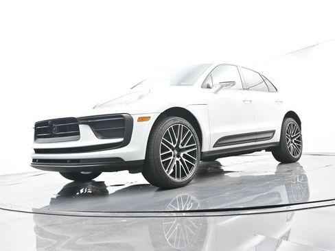 Certified 2025 Porsche Macan AWD/4WD image 43