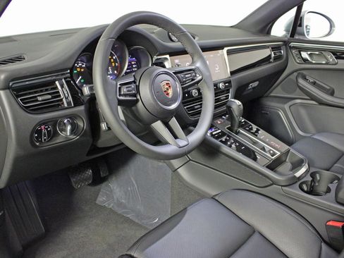 Used 2025 Porsche Macan image 4