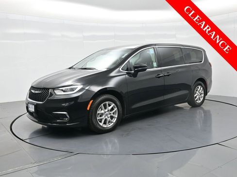 Used 2024 Chrysler Pacifica Touring-L image 2
