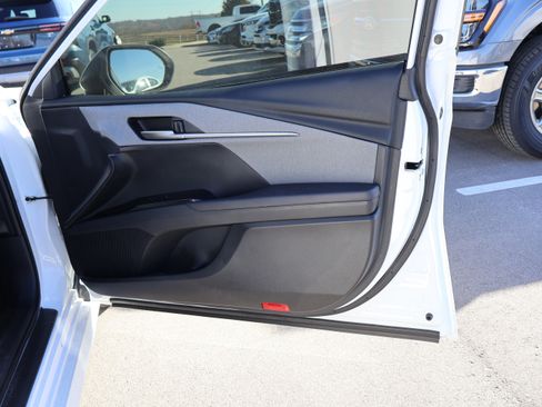 Used 2025 Toyota Camry LE w/ Convenience Package image 9