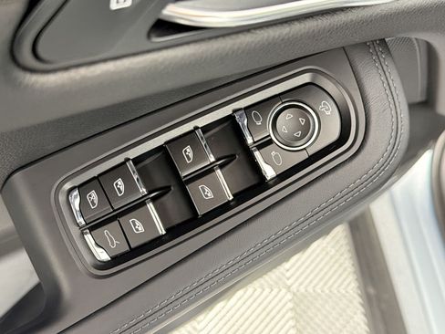 Certified 2026 Porsche Macan AWD/4WD image 13
