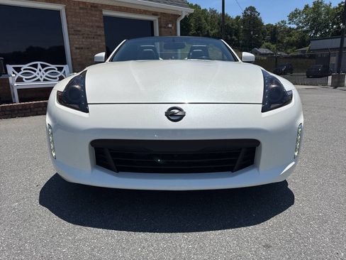 Used 2015 Nissan 370Z Touring RWD image 4