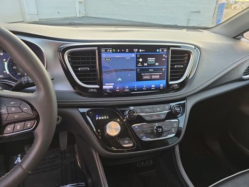 Used 2025 Chrysler Pacifica Limited FWD image 21