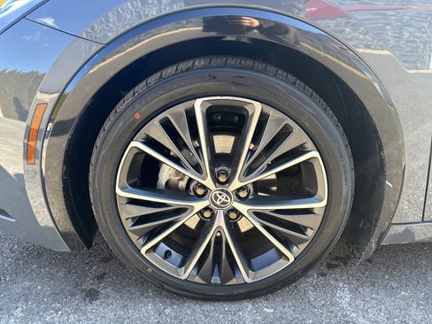 Used 2023 Toyota Prius XLE image 11