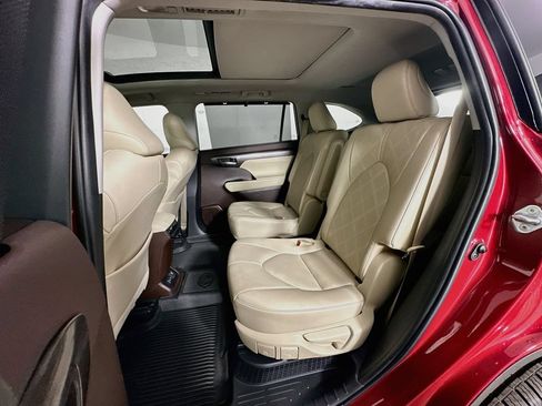 Used 2022 Toyota Highlander Platinum FWD image 30