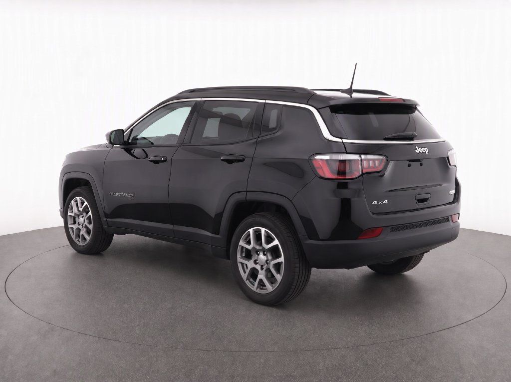 Used 2022 Jeep Compass Latitude w/ Sun and Sound Group AWD/4WD image 6