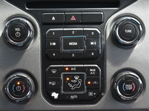 Used 2015 Ford F250 Platinum w/ FX4 Off-Road Package AWD/4WD image 22