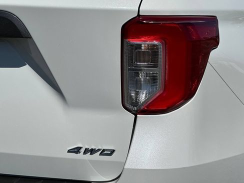 Used 2022 Ford Explorer XLT w/ Equipment Group 202A AWD/4WD image 28