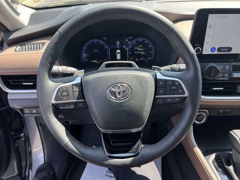 Used 2025 Toyota Grand Highlander AWD image 18