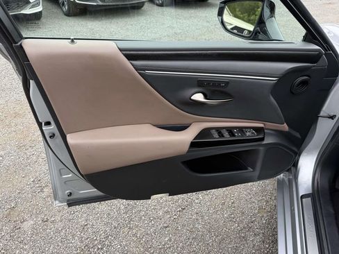 Used 2025 Lexus ES 350 w/ Premium Package FWD image 12
