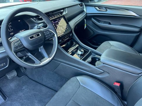 New 2025 Jeep Grand Cherokee L Altitude image 10