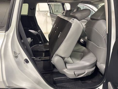 Used 2023 Toyota Highlander XLE image 24