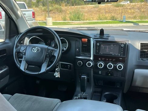 Used 2019 Toyota Sequoia SR5 AWD/4WD image 21