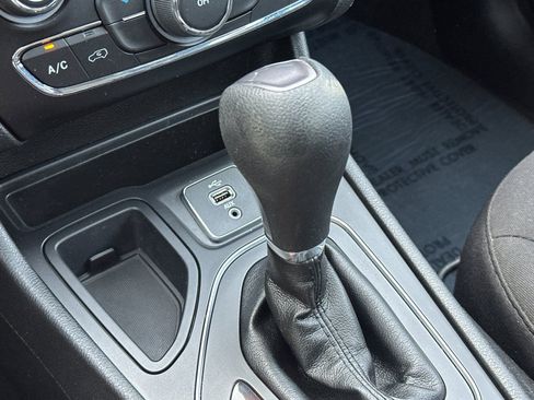 Used 2019 Jeep Cherokee Latitude w/ Popular Appearance Group image 21