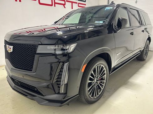 Used 2023 Cadillac Escalade ESV V AWD/4WD image 2