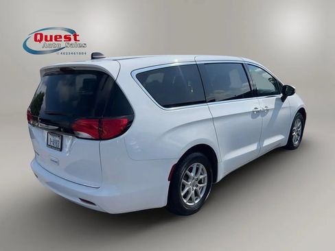 Used 2022 Chrysler Voyager LX FWD image 3