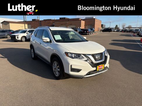 Used 2017 Nissan Rogue SV image 1