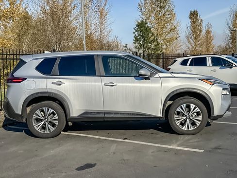 Used 2023 Nissan Rogue SV image 3